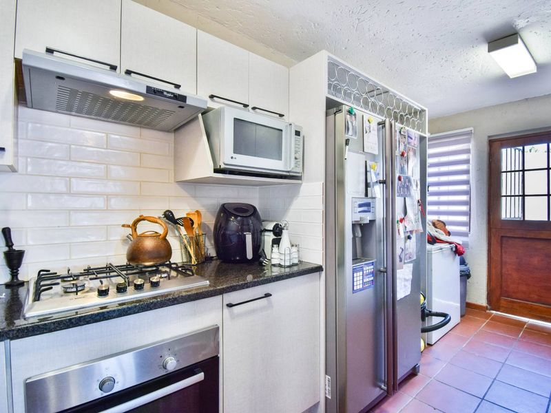 Spacious 3 bedroom property in a prime location - Faerie Glen - Photo 4