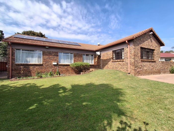 Property #2486273, House For Sale in The Reeds