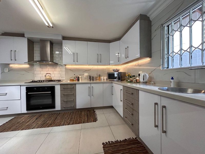 Exquisite Contemporary Residence – Full Title Home - Photo 9