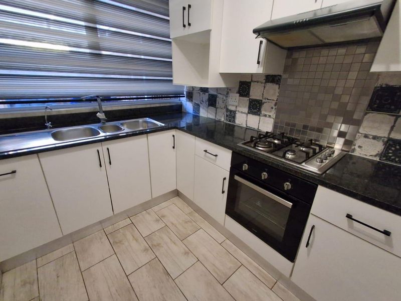 Spacious Renovated Duplex for Sale in Clubview. - Photo 4