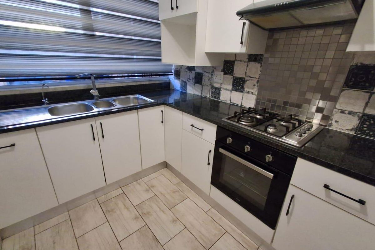 Spacious Renovated Duplex for Sale in Clubview. - Photo 4