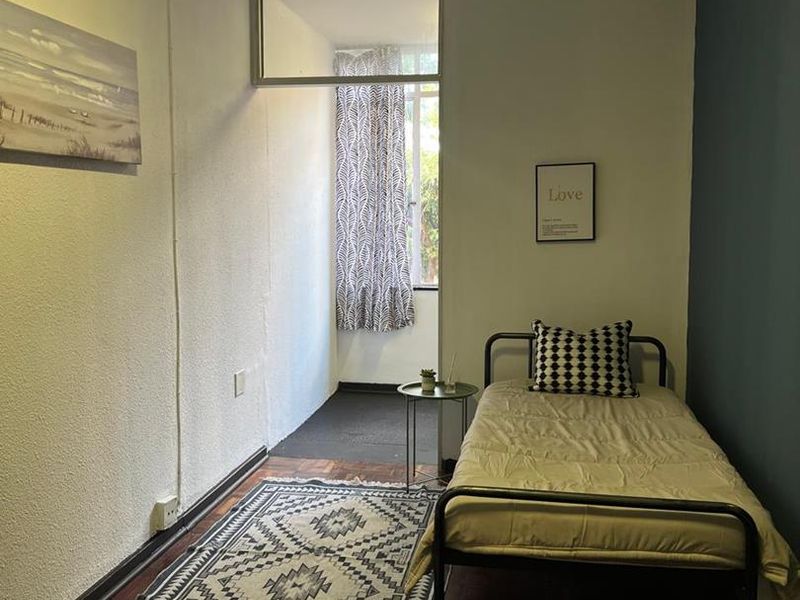 **Charming Shared 2-Bedroom Unit in Quiet Neighborhood – Ideal for Students** - Photo 6