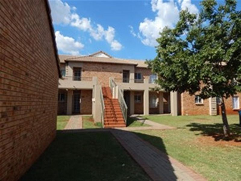 Lovely 2 bedroom top unit in Equestria Estate - Photo 1