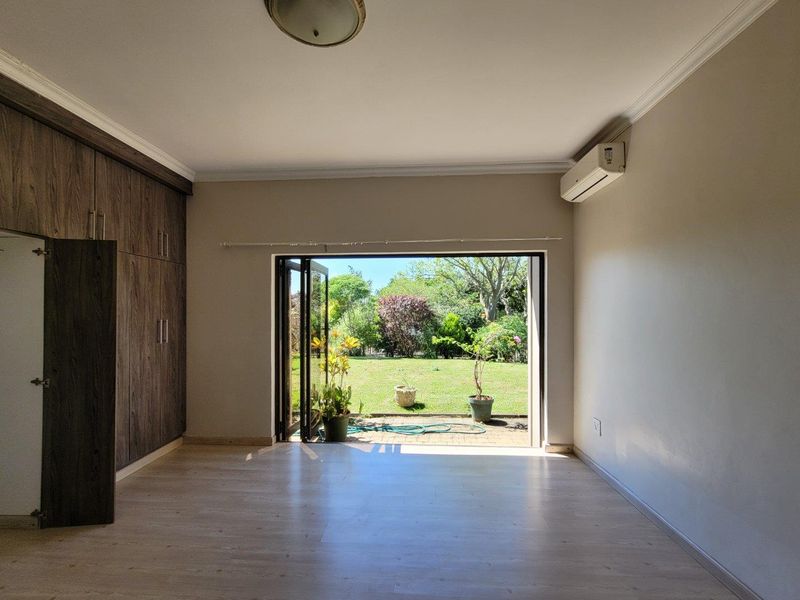 Palm Lakes Spacious Home - Photo 10