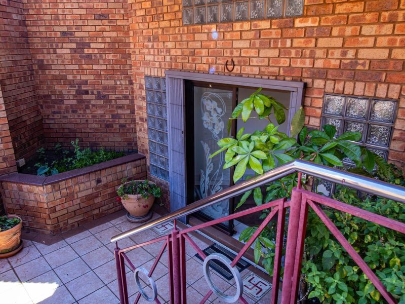 Spacious Family Home in Secure Estate - Photo 4