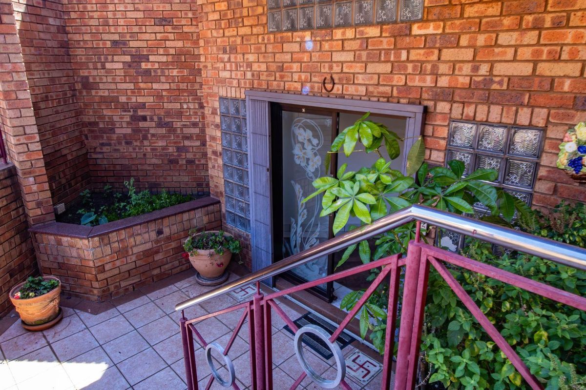 Spacious Family Home in Secure Estate - Photo 4