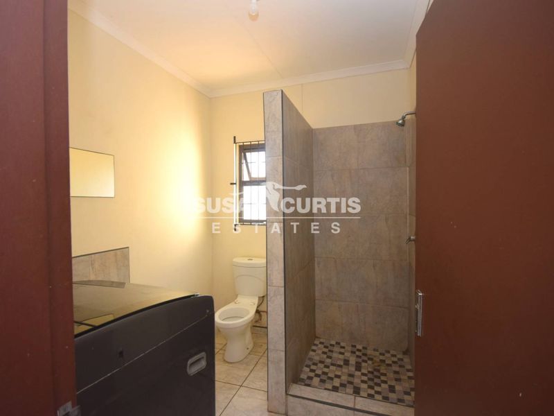 Live & Earn: 3 Bedroom Main House Plus 3 Private Flats - Photo 10