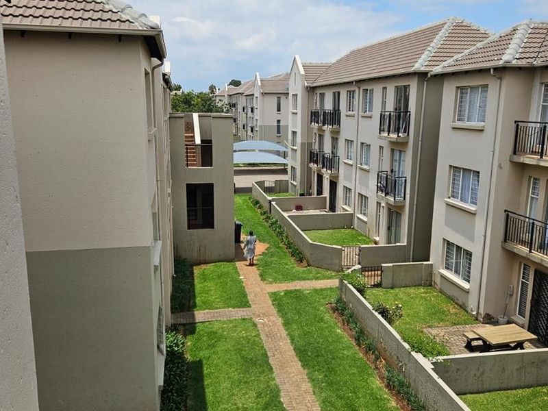 Spacious 2-Bedroom Apartment with Modern Amenities at Park Square - Photo 2