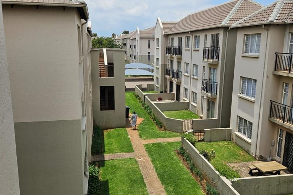 Spacious 2-Bedroom Apartment with Modern Amenities at Park Square - Photo 2