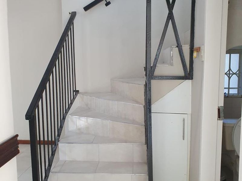 Immediately Available Elegant Family Townhouse in Prestigious Waterkloof - Photo 6