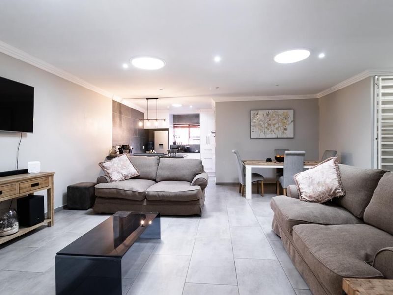 Stylish, Newly Renovated 3 Bedroom Townhouse in Bartlett - Photo 4