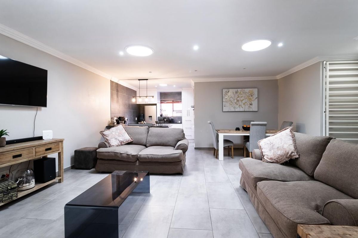 Stylish, Newly Renovated 3 Bedroom Townhouse in Bartlett - Photo 4