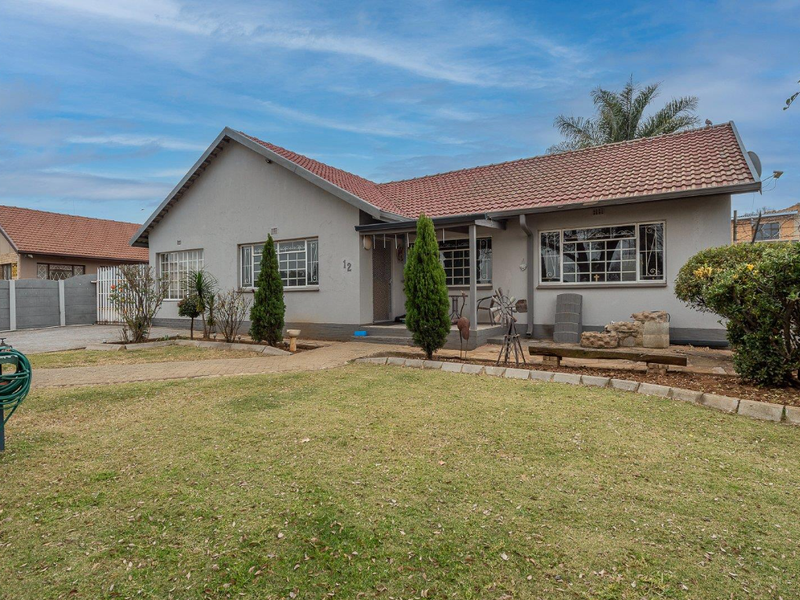Spacious Family Home with a Separate Granny Flat in General Albertspark - Photo 1