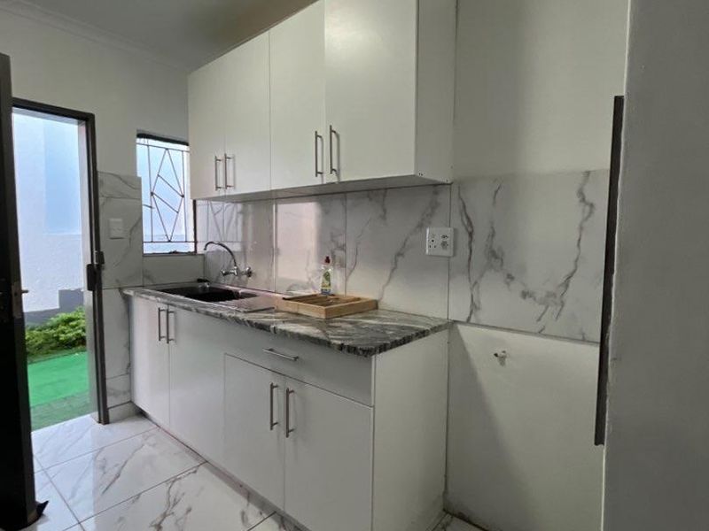 Guest house for sale🏡 🏡 Dorado Park 📍 💰 Selling Price: N$3.2 Million cost exclusive 💥 erf size 392 square meters  (Includes all furniture and fittings) Pro - Photo 6