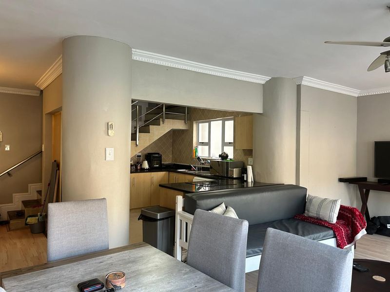 SPACIOUS DUPLEX  Available immediately - Unfurnished - Photo 3