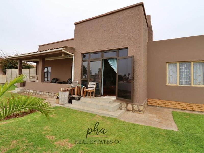 Beachfront House with Flat For Sale in Swakopmund - Photo 2