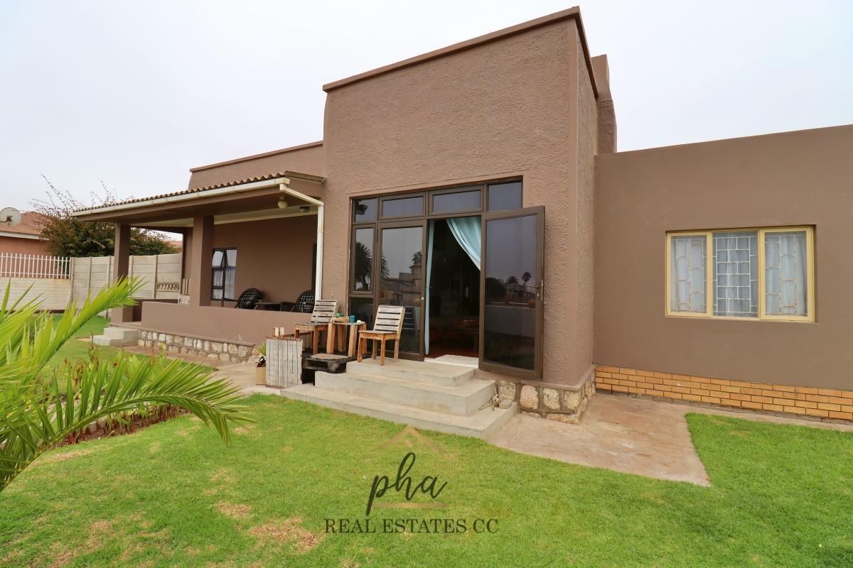 Beachfront House with Flat For Sale in Swakopmund - Photo 2