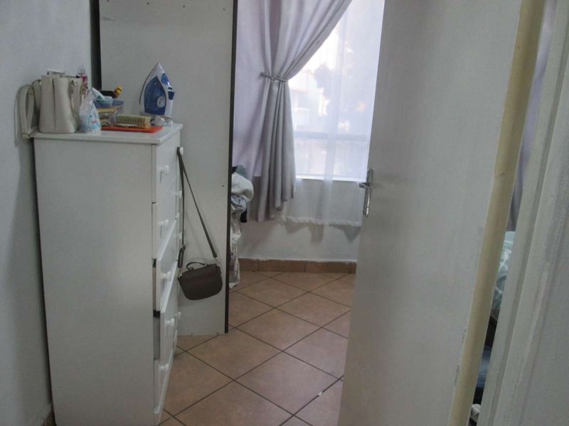 A VERY UNIQUE BEAUTIFUL {1} ONE BEDROOM APARTMENT FOR SALE IN PRETORI CENTRAL BARGAIN - Photo 10