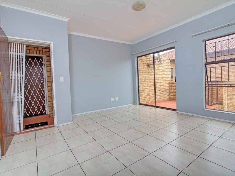 Open-Plan Living with Balcony & 24-Hour Security! - Photo 7