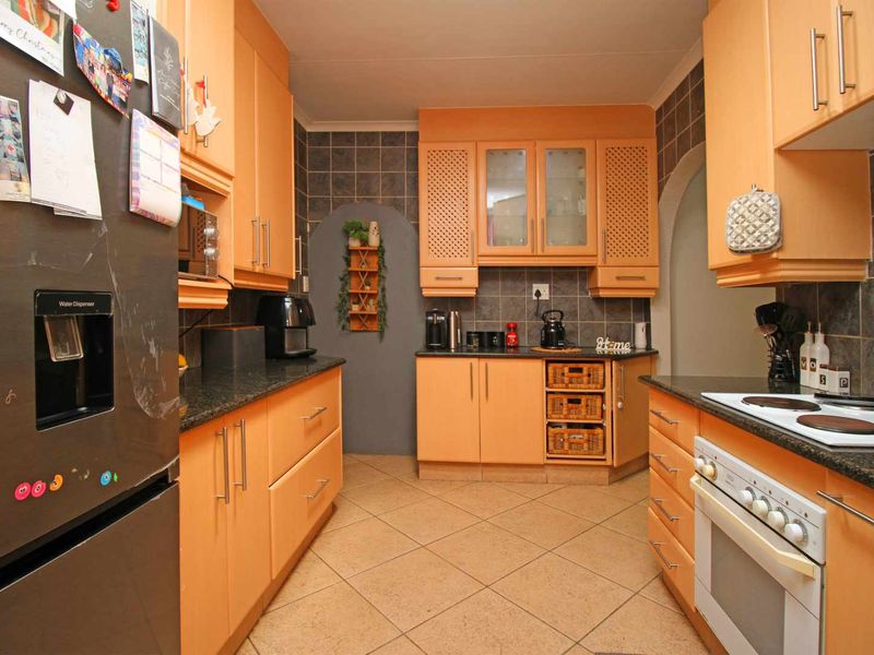 4-Bedroom Family Home with Pool and Entertainment Area - Photo 10