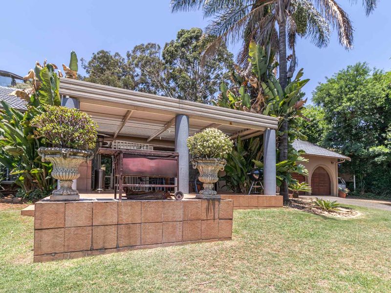 **Stunning Four-Bedroom Home with Lush Garden in Prime Location** - Photo 10