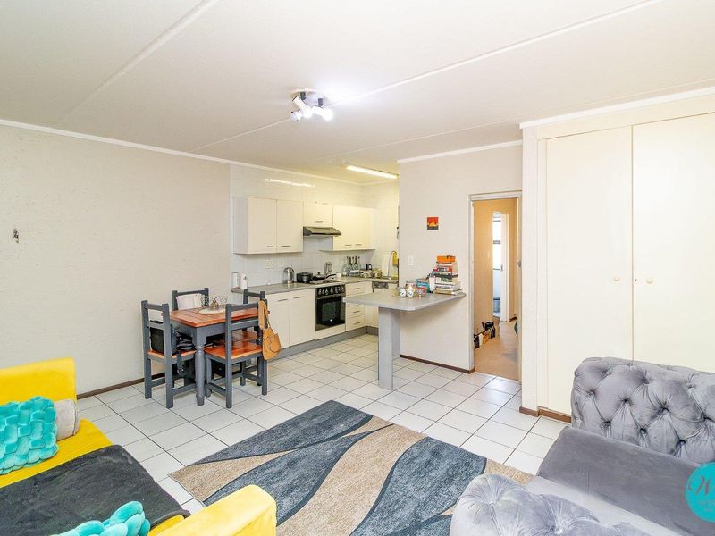 Ideal First Time Buy - Secure Lock-Up and Go Apartment! - Photo 5