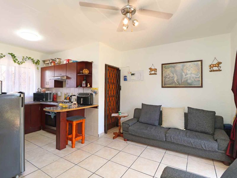 Neat Ground Floor Unit with Private Garden - Photo 5