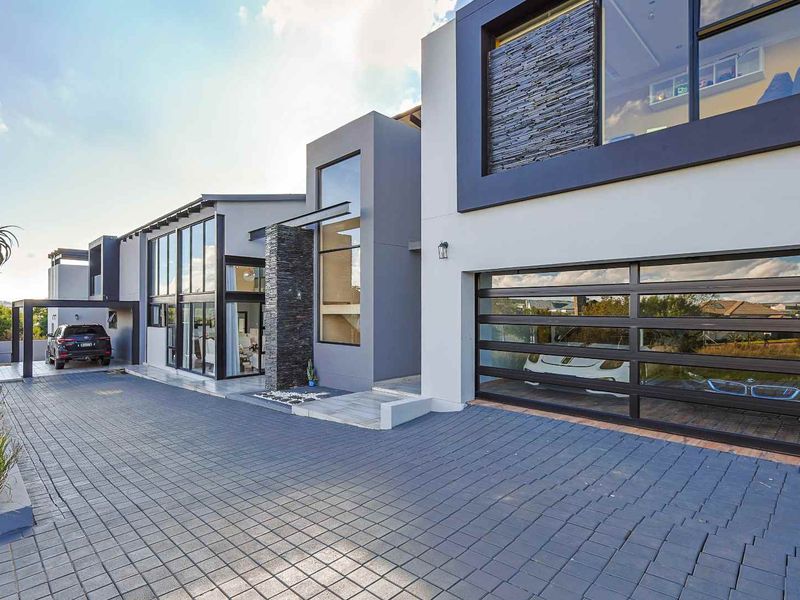 EXCLUSIVE 8 BEDROOM LUXURY HOME IN THE HILLS GAME RESERVE – WHERE ELEGANCE MEETS NATURE - Photo 3