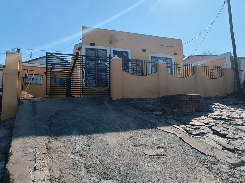 🏡 Renovated 2-Bedroom Home with Income-Generating 3-Bedroom Flatlet for Sale in Imbali Unit 2, Pietermaritzburg Dual Living, Rental Income & Exceptional Value - Photo 2
