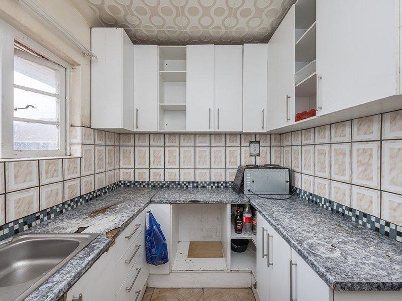 Spacious 3 Bedroom Apartment with Garage in Parow - Photo 8