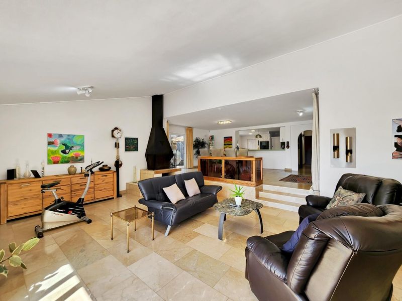 Stunning Zeekoevlei Home: Space, Comfort & Serenity Await! - Photo 5