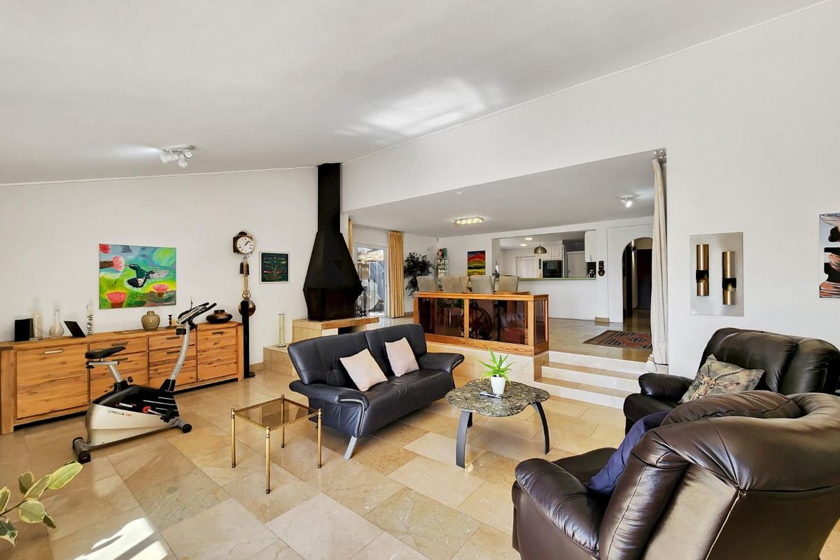 Stunning Zeekoevlei Home: Space, Comfort & Serenity Await! - Photo 5