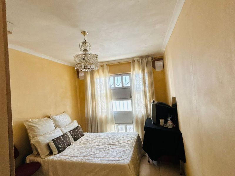 4 bedroom House with 2 bathrooms( en suite plus normal) at Newlands West - Photo 10