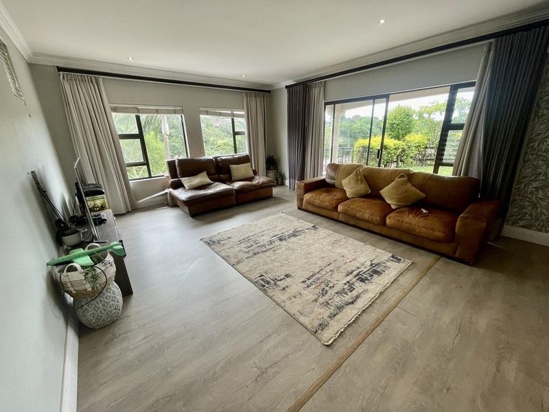 Hendra - Elevated 3 Bedroom Home in Sought-After Gated Estate – La Lucia - Photo 2