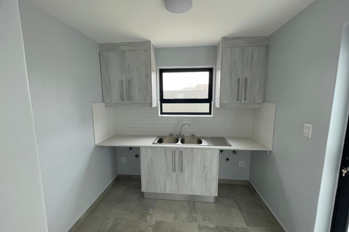 400 metres from the Ocean - 3 Bedrooms, 2 Garages, 2 Bathrooms - Photo 5