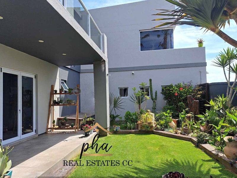Exceptional 4 bedroom Family home with  beautiful 2 bedr flat in prime Lagoon Area, Walvis Bay - Photo 3