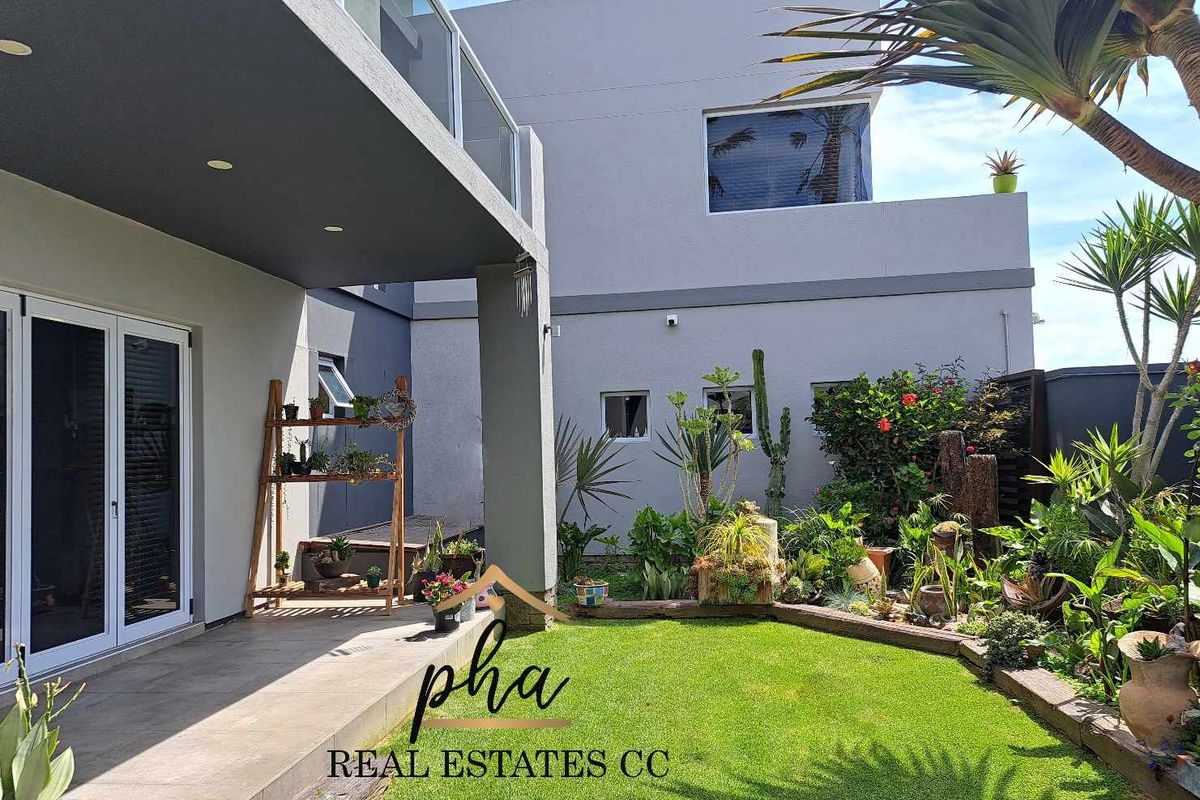 Exceptional 4 bedroom Family home with  beautiful 2 bedr flat in prime Lagoon Area, Walvis Bay - Photo 3