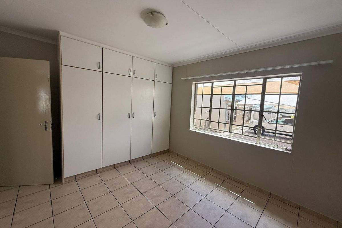 2 Bedroom Townhouse For Sale in Pionierspark Ext 1 - Photo 5