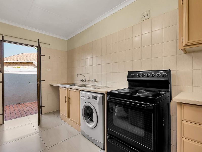 POSITION PLUS POTENTIAL – A PRIVATE LIGHT-FILLED FEEL HAPPY HOME - Photo 10