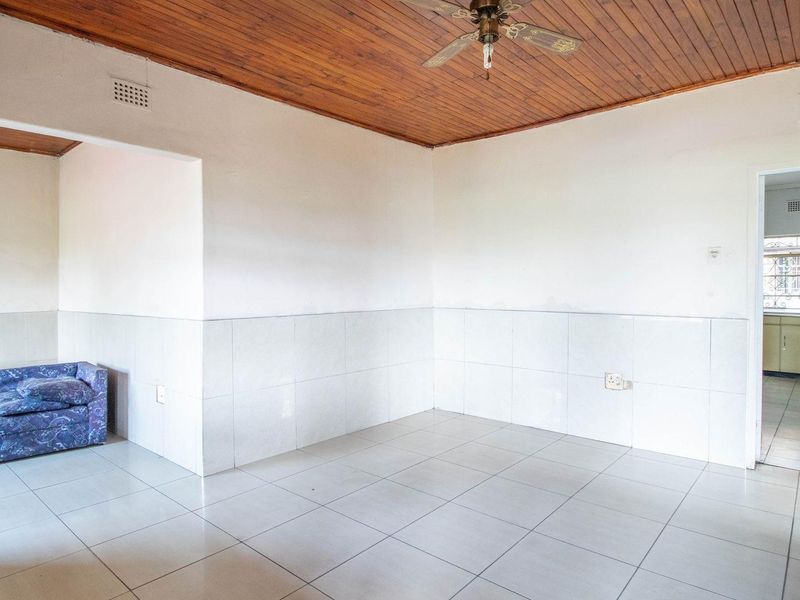 Unlock Potential: Spacious 3-Bed Home with Bonus Flatlet! - Photo 6