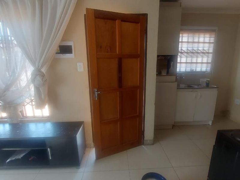 2 bedrooms house for sale in Soshanguve East - Photo 3