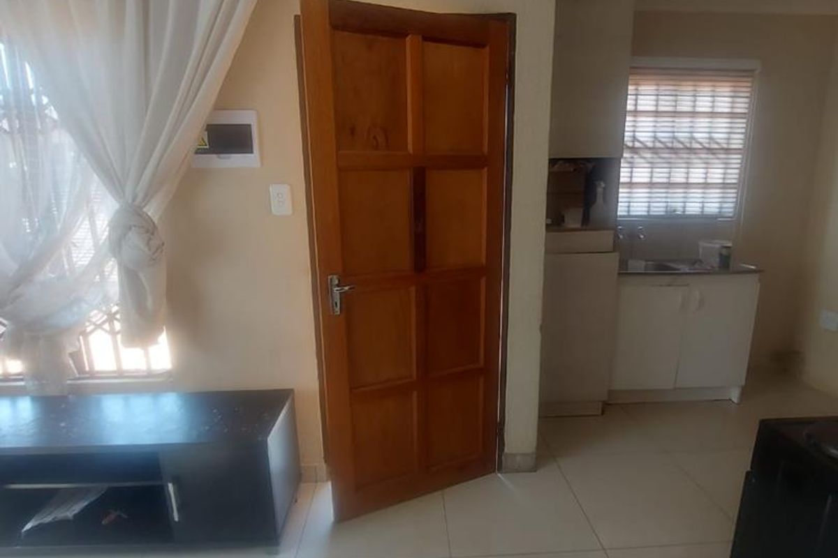 2 bedrooms house for sale in Soshanguve East - Photo 3