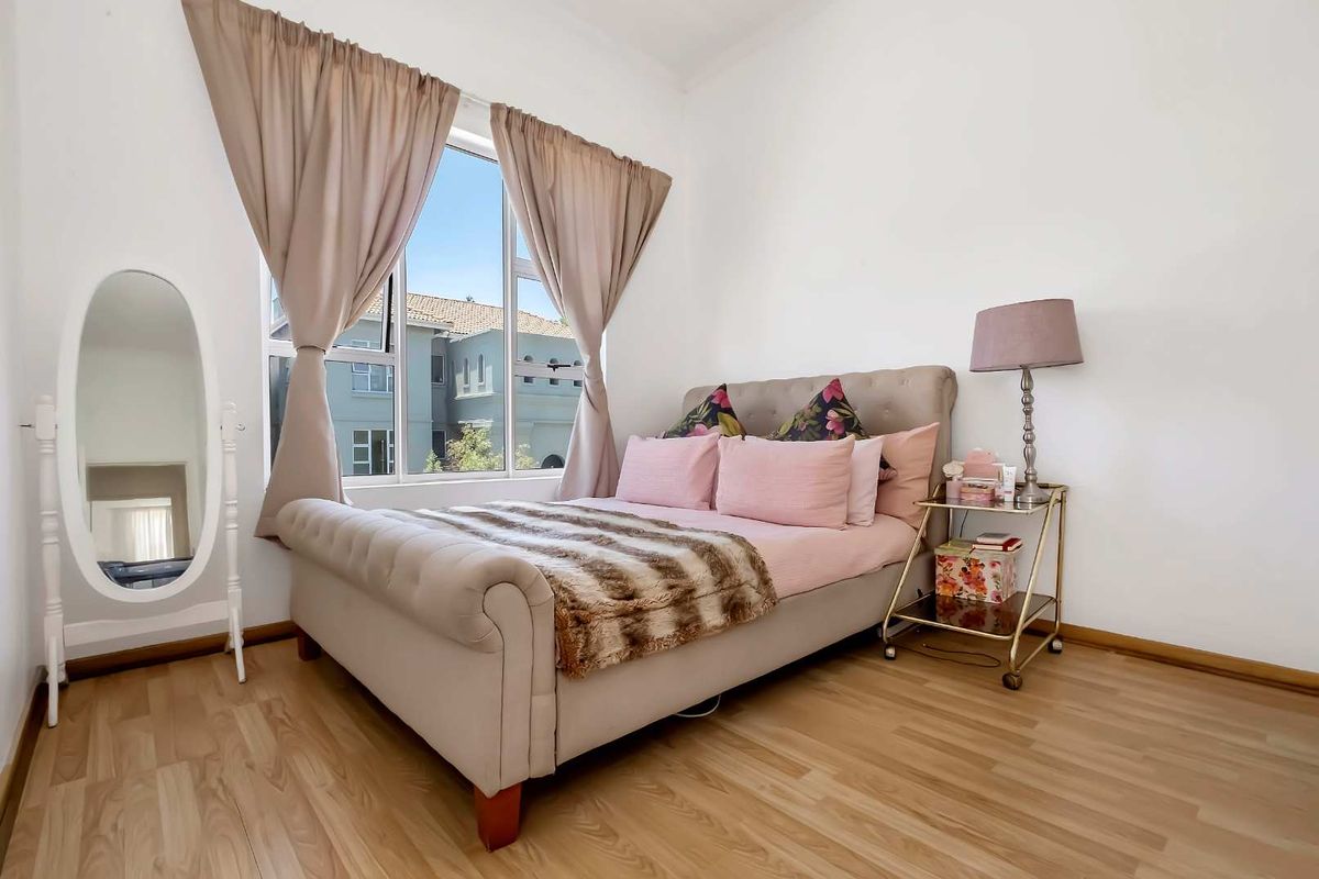 TOP FLOOR 2 BEDROOM APARTMENT FOR SALE IN BRYANSTON - Photo 4