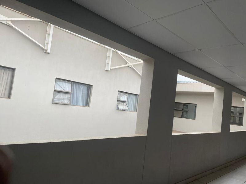 Modern Bachelor Unit for Sale - Photo 5