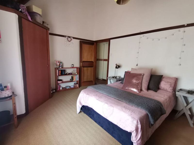 Modern 6 Bedroom Thatch Roof House for sale in Waverley - Photo 8