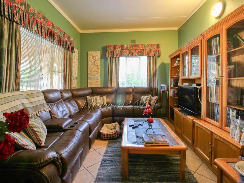 Otjiwarongo:  Beautiful and pristine 3- bedroom house with a beautiful well-kept garden and a detached 2- bedroom flat - Photo 9