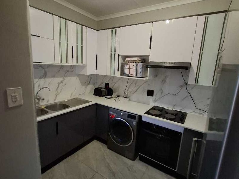 Stunning 2 bedroom in Equestria - Photo 4