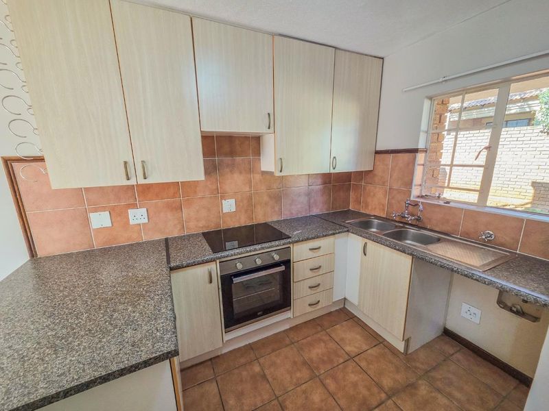 2 Bedroom Townhouse Available in Mooikloof Ridge - Photo 2