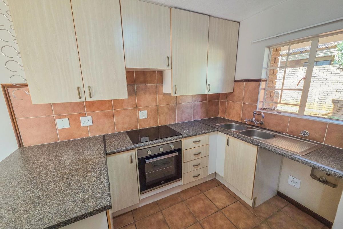 2 Bedroom Townhouse Available in Mooikloof Ridge - Photo 2