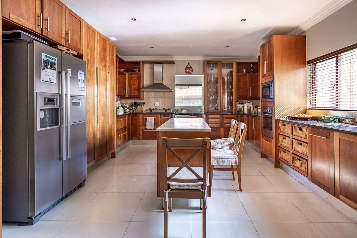 Stunning 4-Bedroom Family Home in Prime Security Estate Location - Photo 5